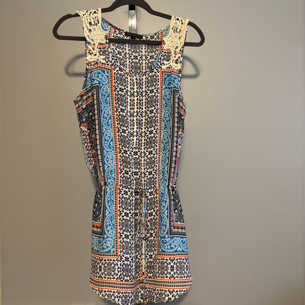 Signature Studio Women’s Sleeveless Blouse Tunic Small Floral and Lace Buttons